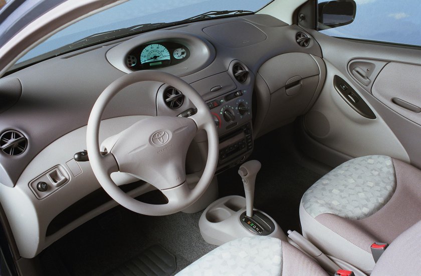 Toyota Platz 2000 салон