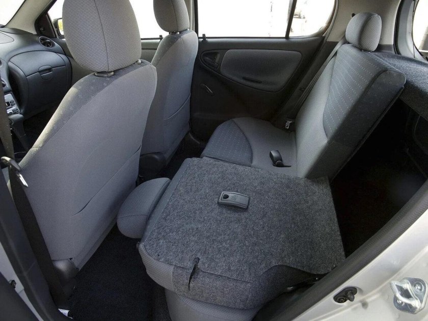Toyota Echo сиденья