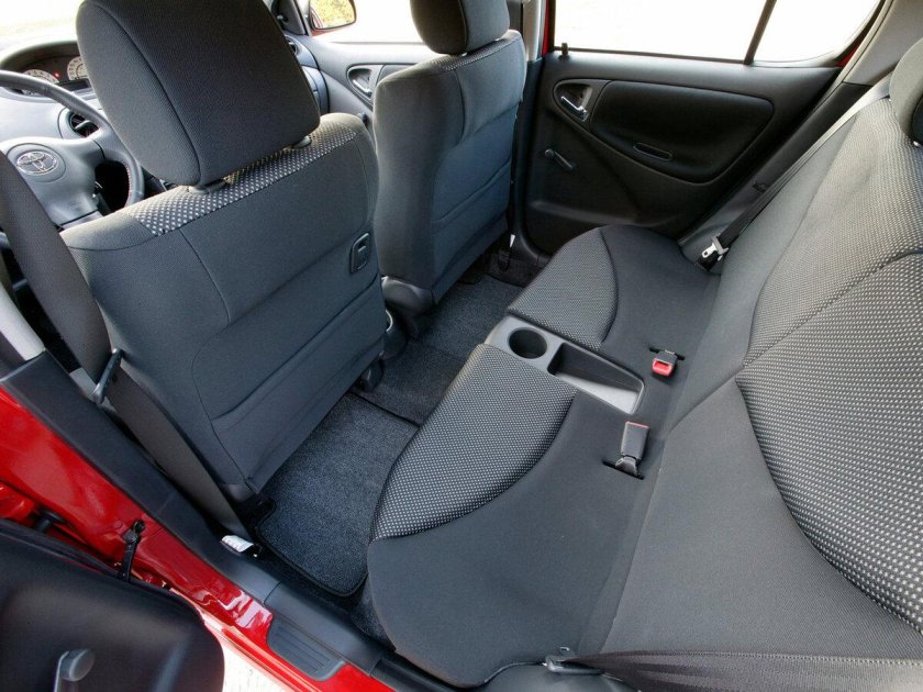 Toyota Echo салон сзади