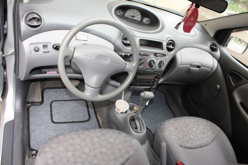 Toyota Echo 2001 салон