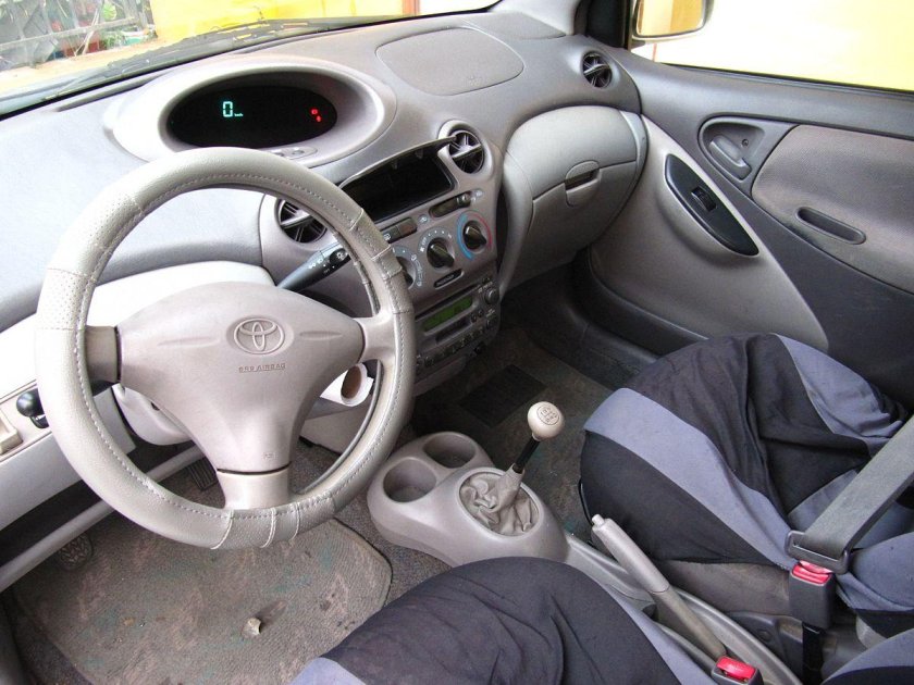 Toyota Platz 2000 салон