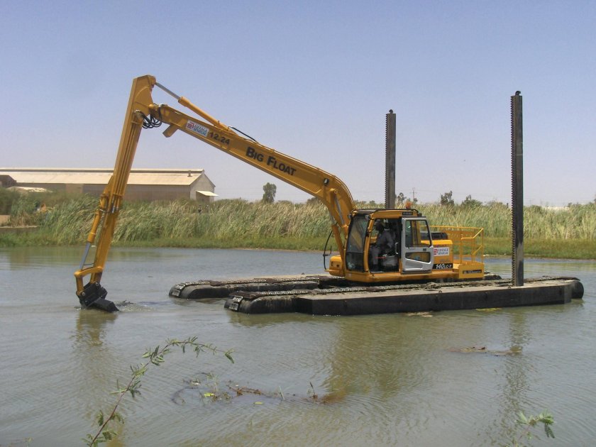 Мини экскаватор на понтоне