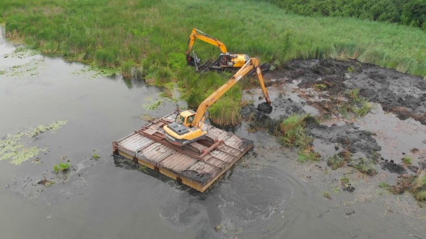 Расчистка русла реки экскаватором