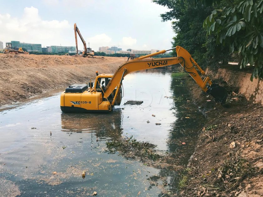 Плавучий экскаватор