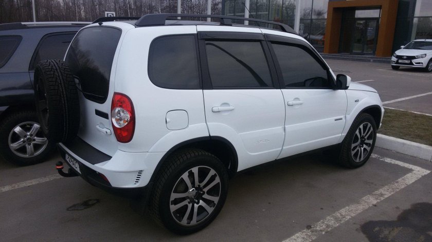 Нива Шевроле белая