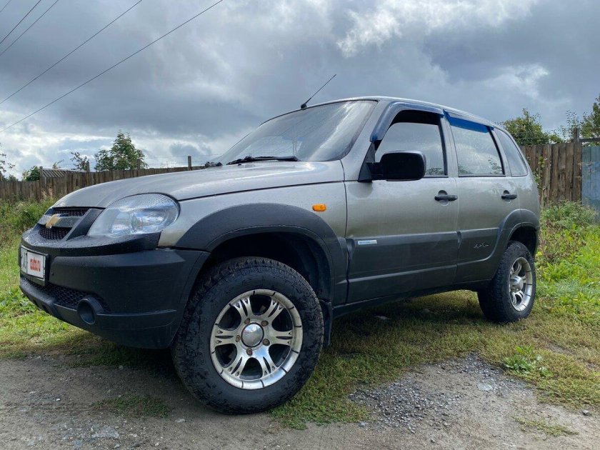 Шевроле нива серебристая бертоне