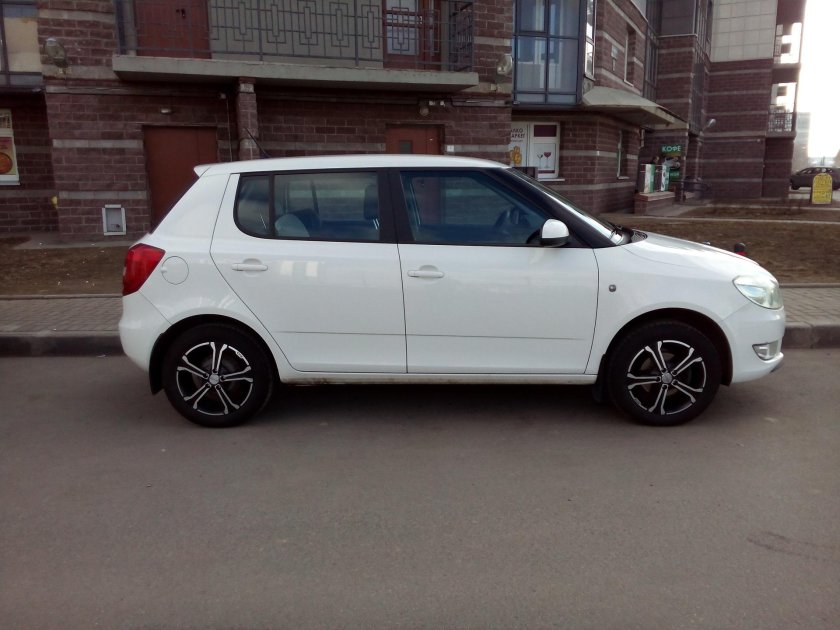 Skoda Fabia белая на 15 колесах