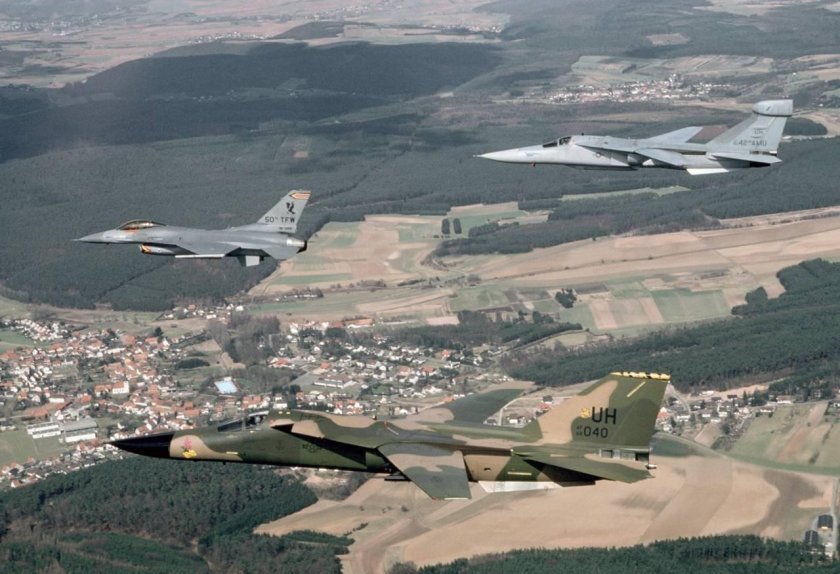 Бомбардировщик f-111f