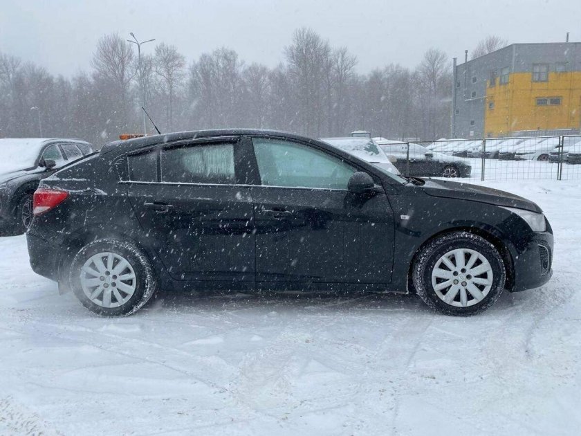 Черный шевроле круз