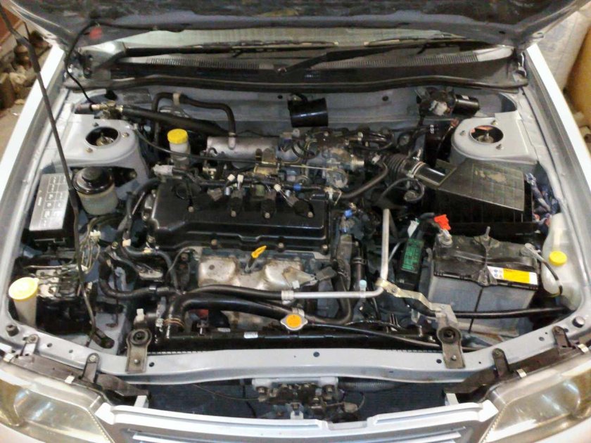 Ниссан Санни 2000 моторный отсек