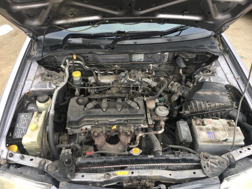 Nissan Expert 2000 подкапотное пространство