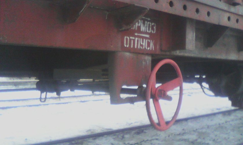 Стояночный тормоз на полувагоне