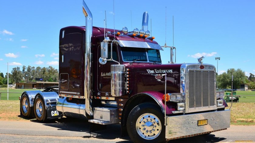 Тягач Петербилт 379