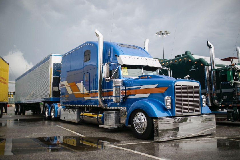 Грузовик трак Фредлайнер