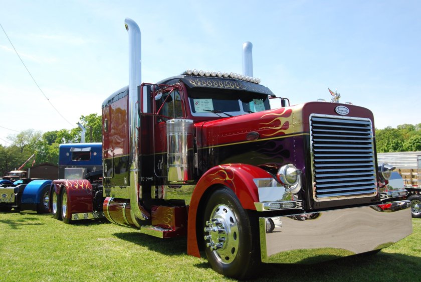 Американский грузовик Peterbilt