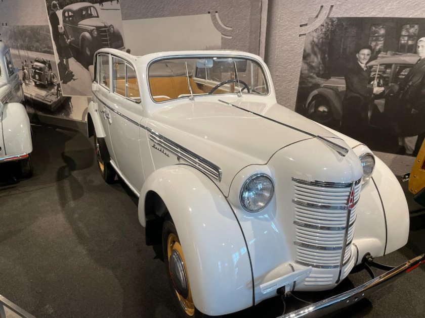 Москвич 400 автомобиль