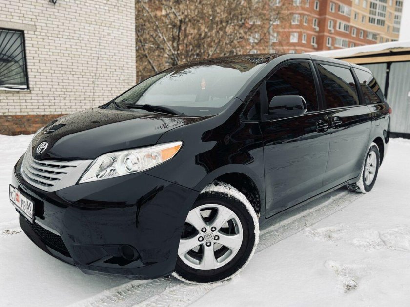 Тойота Сиенна с левым рулем