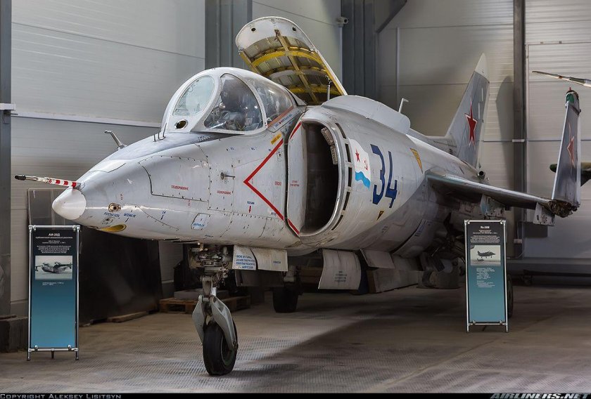 Самолет як-38м