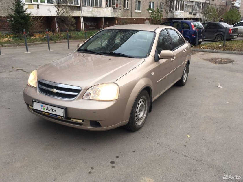 Шевроле 2007 молочного цвета
