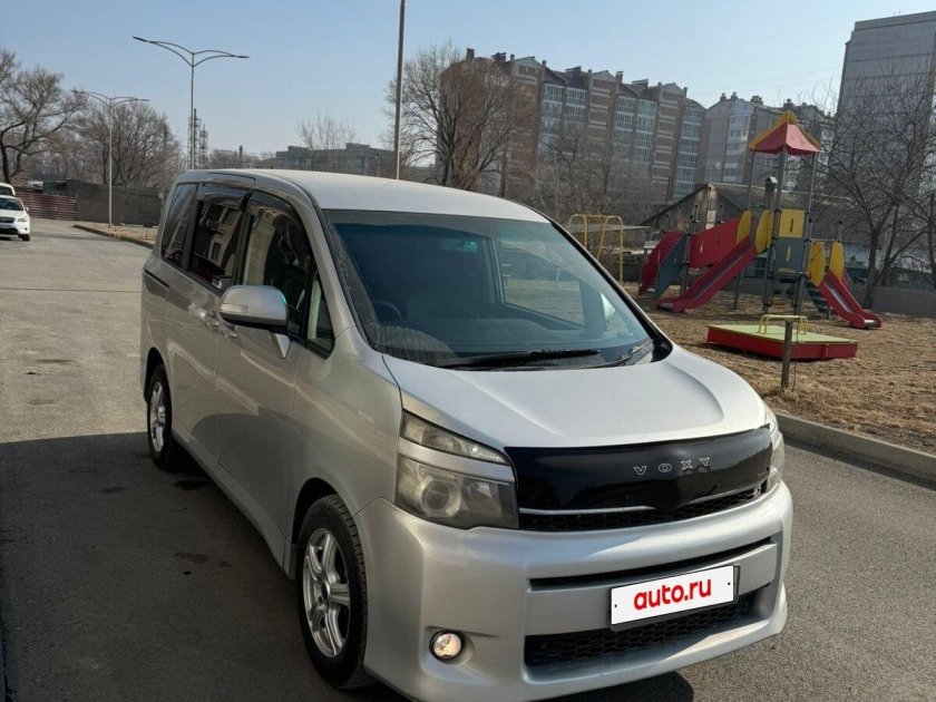 Тойота вокси 2010