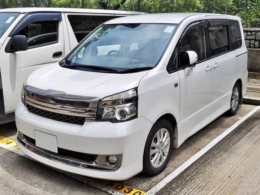 Минивэн Тойота Вокси