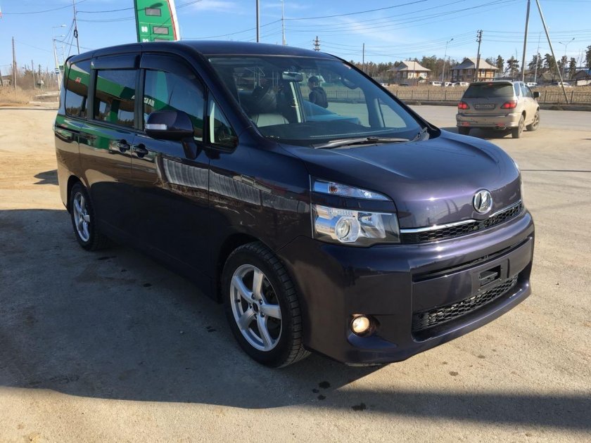 Тойота Вокси 2012