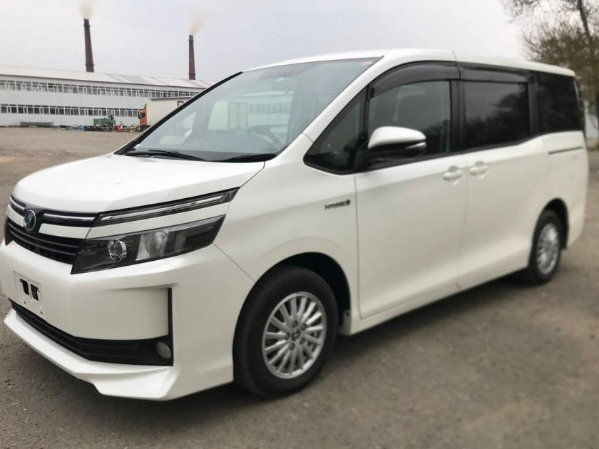 Тойота Вокси 2016