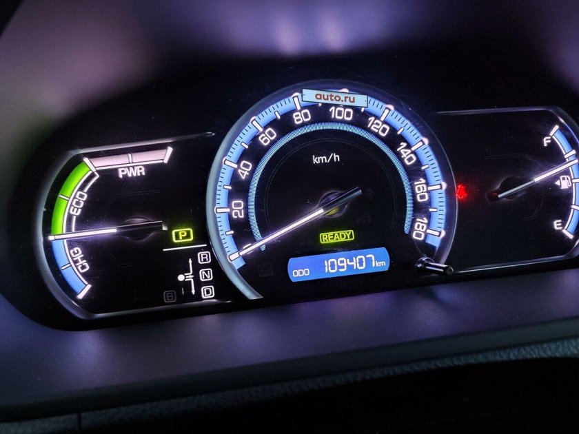 Белая тойота