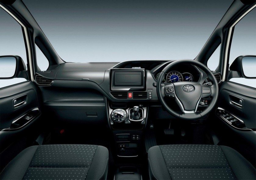 Тойота Вокси 2017