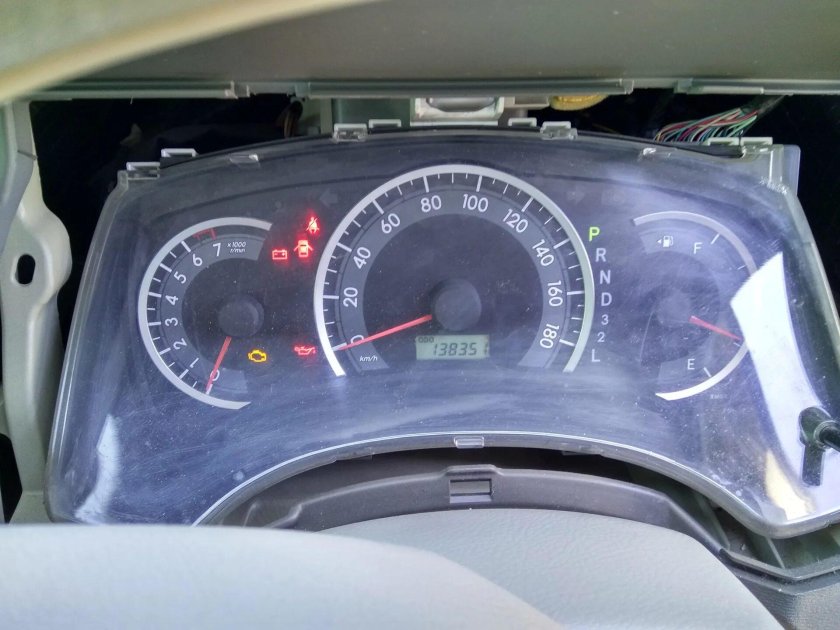 Оптитрон Toyota Isis