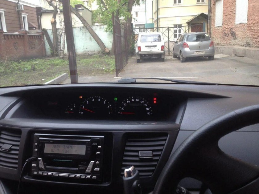 Тойота Вокси azr60