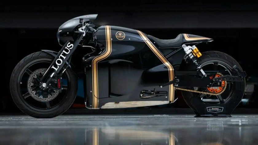 Lotus c 01