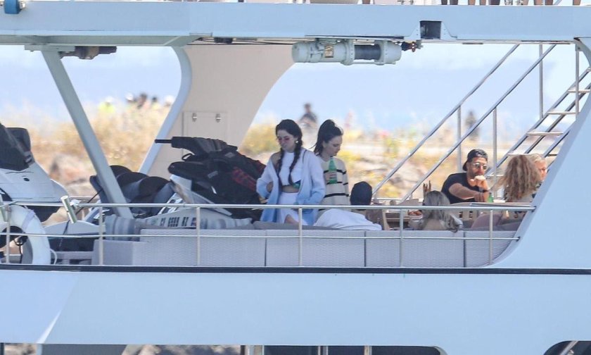 Селена гомес на яхте 2023