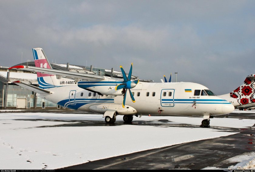АН-140 пассажирский самолёт