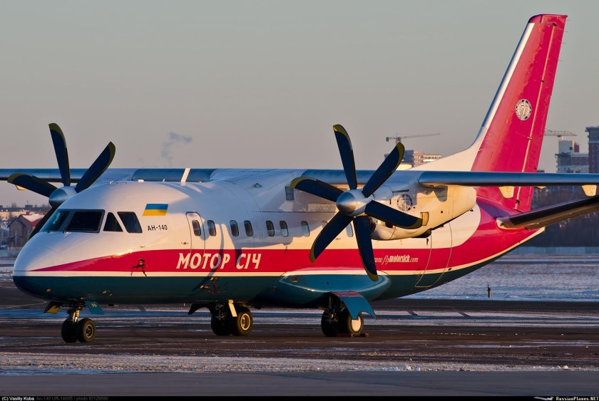 АН-140 пассажирский самолёт
