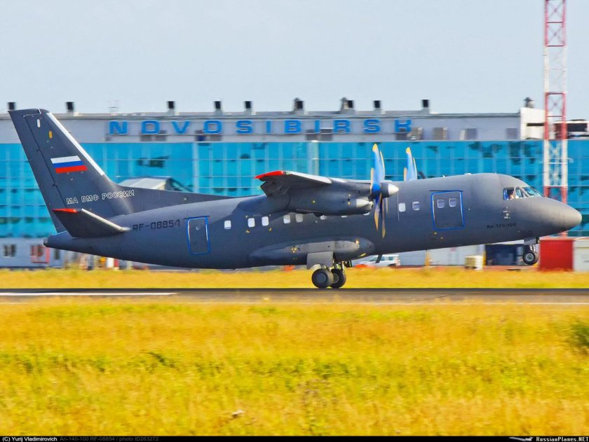 АН-140 пассажирский самолёт