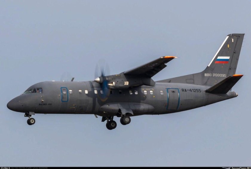 АН-140 пассажирский самолёт