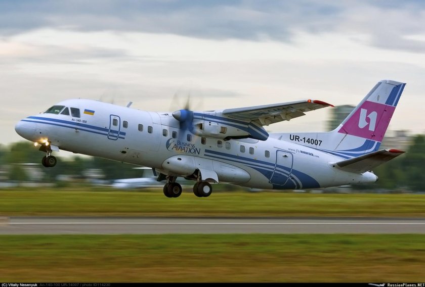 АН-140 пассажирский самолёт