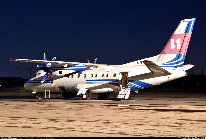 АН-140 пассажирский самолёт