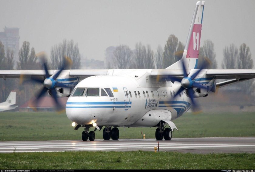 АН-140 пассажирский самолёт
