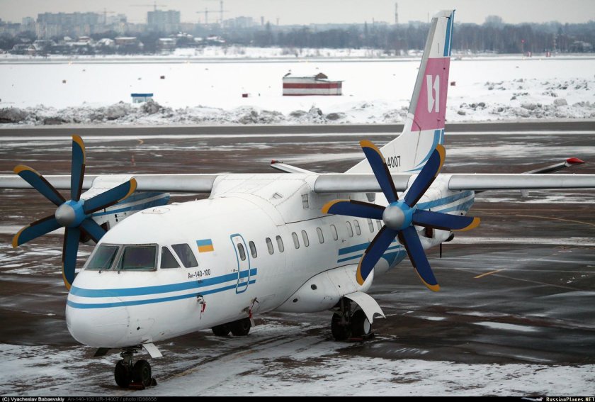 АН-140 пассажирский самолёт
