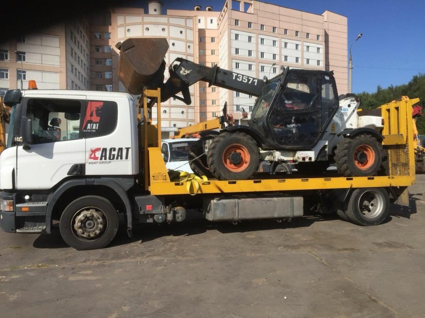 Трактор на эвакуаторе