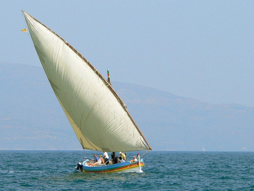 Лодки с латинским парусом