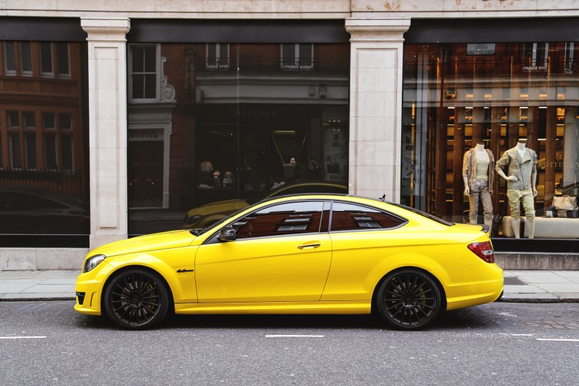 Мерседес ЦЛС 63 банан желтый