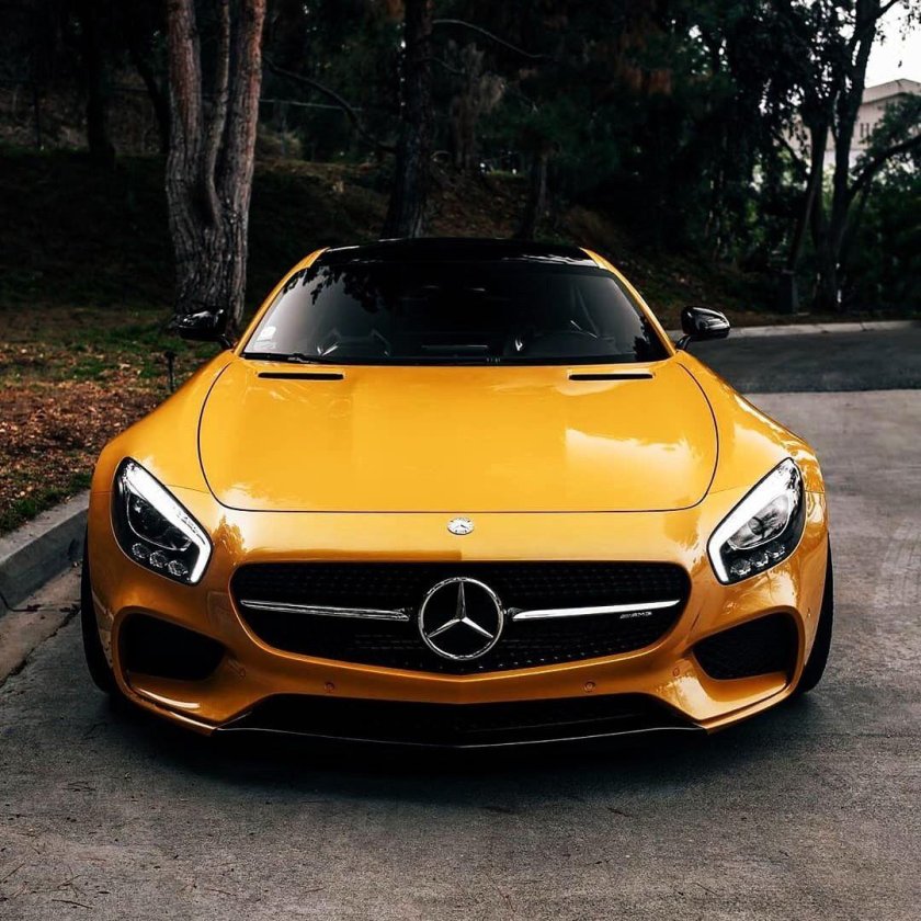 Мерседес Бенц желтый