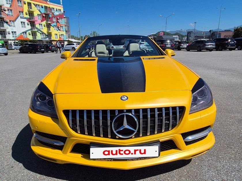 Жёлтый мерседес