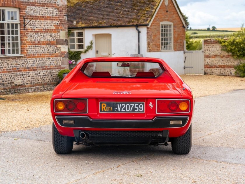 Феррари автомобиль