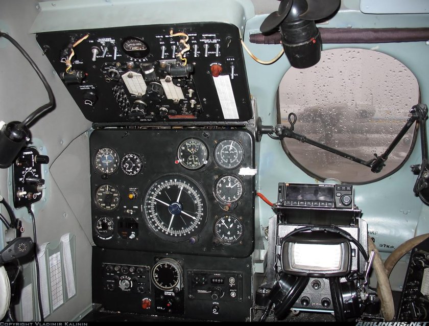 АН 24 кабина