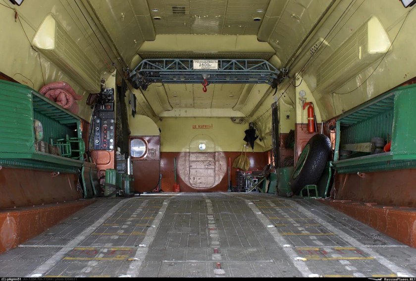 АН 12 грузовой отсек
