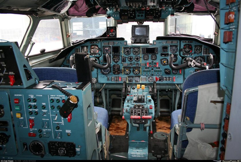 АН 26 кабина